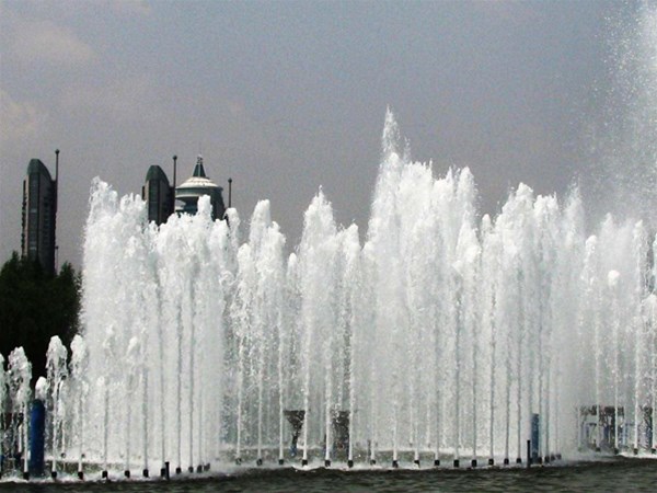 夏季喷泉设备喷雾降温系统的使用